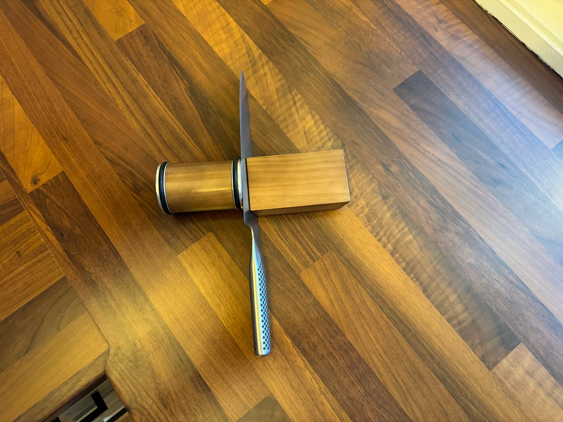 Kniven i slipeposisjon mot magnetblokken, sett ovenfra.