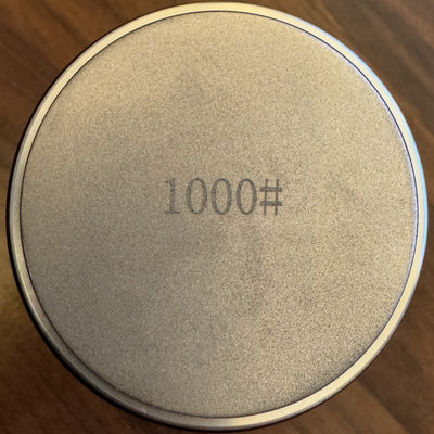 Slipeskive merket 1000#, sett ovenfra.